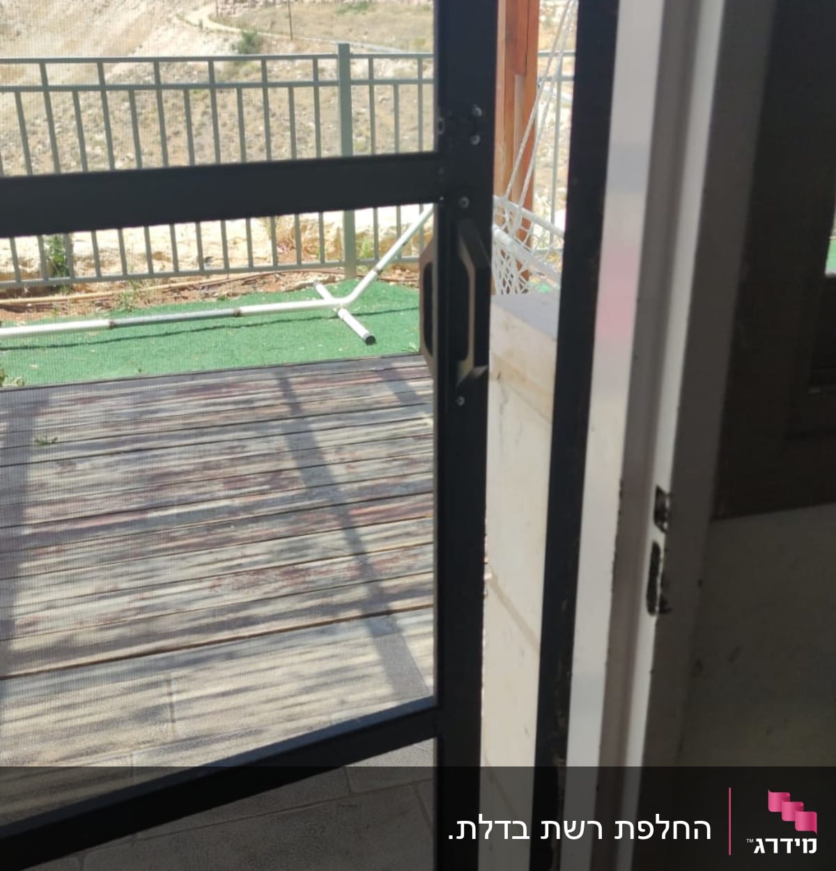 דלת אלומיניום עם רשת פתוחה למרפסת